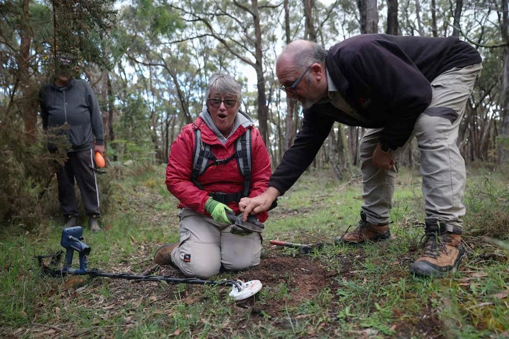 ‘Kho báu’ nằm la liệt dưới khu đất rộng 9.600 km2, hàng nghìn người đổ xô tới ‘đào vàng’, khối lớn nhất nặng tới 72kg - ảnh 1