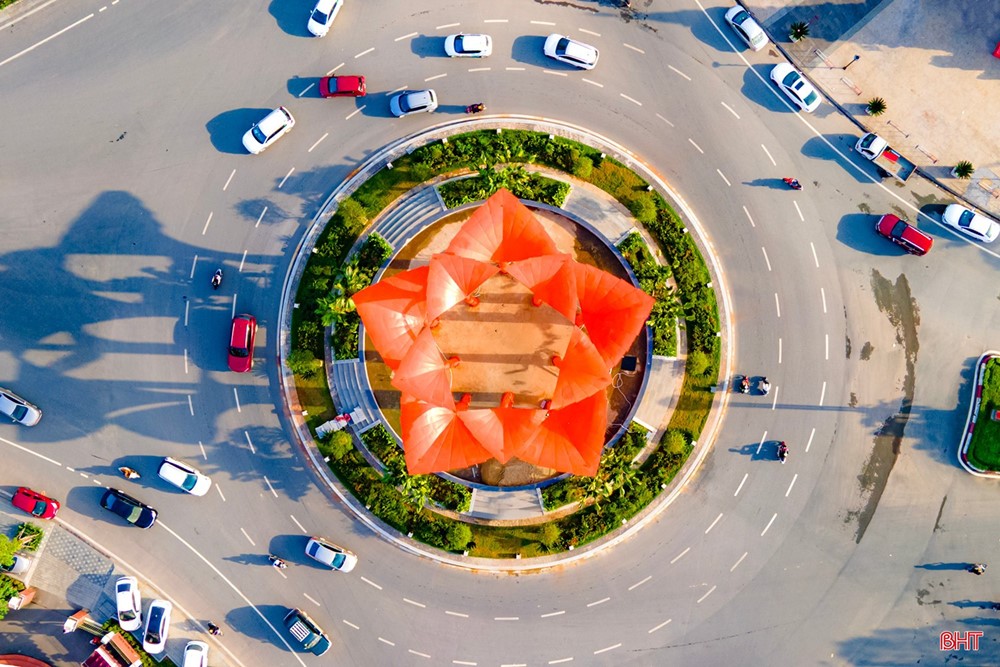 Nhìn tháp hoa đăng ở Hà Tĩnh bằng tâm thế văn hóa đô thị, đừng vội… - ảnh 4