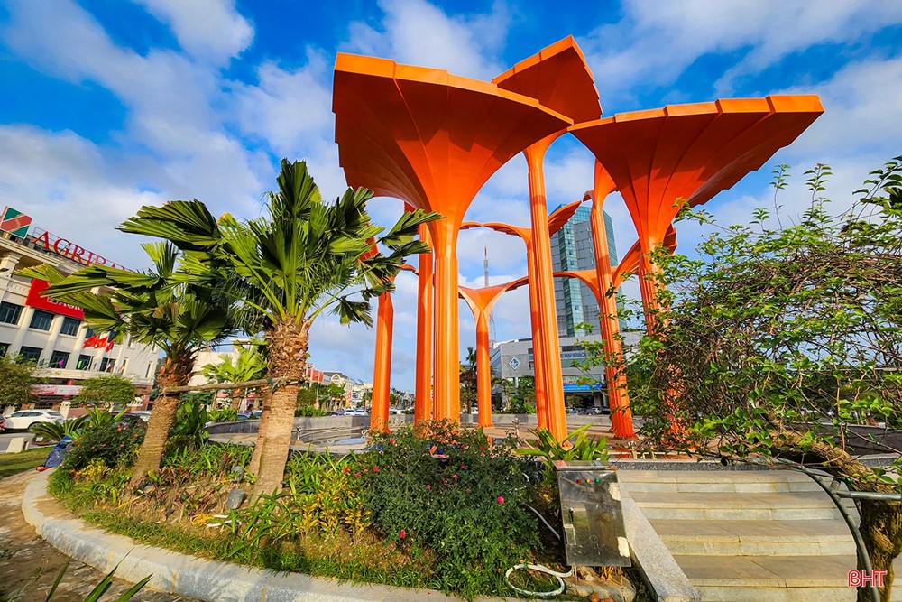 Nhìn tháp hoa đăng ở Hà Tĩnh bằng tâm thế văn hóa đô thị, đừng vội… - ảnh 6