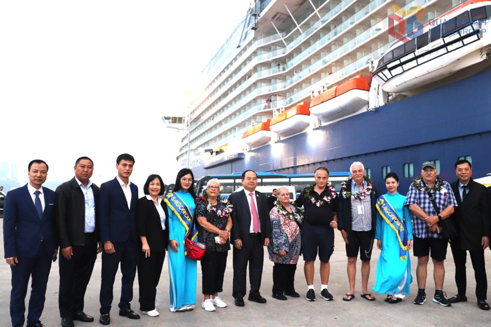 Siêu du thuyền đưa hơn 3.000 người ‘xông đất’ vịnh biển đẹp nhất thế giới của Việt Nam - ảnh 1