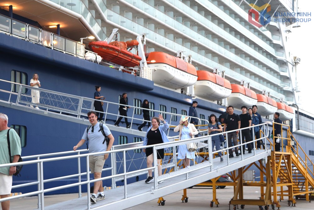 Siêu du thuyền đưa hơn 3.000 người ‘xông đất’ vịnh biển đẹp nhất thế giới của Việt Nam - ảnh 2