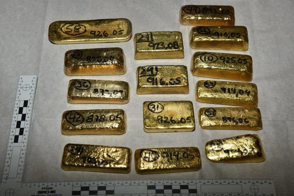 Tịch thu 104kg vàng thỏi, vàng miếng nguyên chất ngay tại sân bay quốc tế - ảnh 1