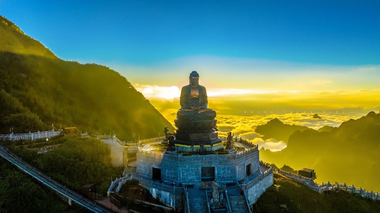 'Nóc nhà' của Việt Nam khiến khách Tây phải bò lết cực khổ mới chạm tới, sương mù dày đặc, lạnh buốt như châu Âu thu nhỏ - ảnh 5