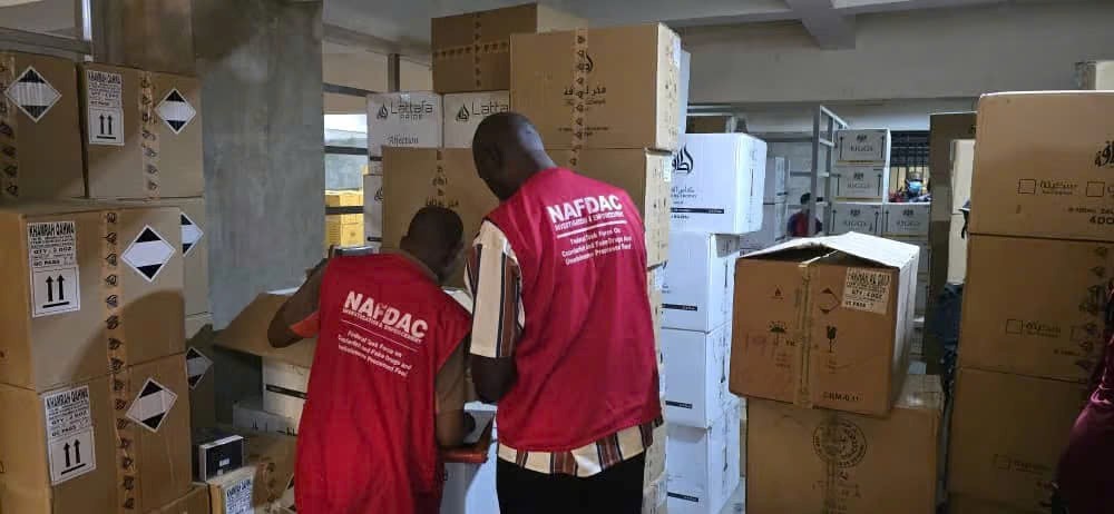 Công an đột kích một khu chợ, tịch thu một loạt thuốc và mỹ phẩm nhập lậu, triệt phá đường dây mua bán hàng giả với quy mô 25 tỷ đồng  - ảnh 2