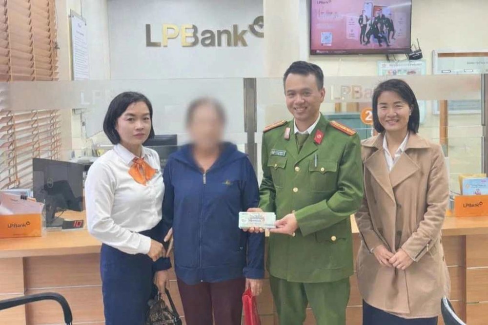 Bà K. ra ngân hàng LPBank chuyển tiền để 'kiểm tra tài chính', công an lập tức đến làm việc - ảnh 1