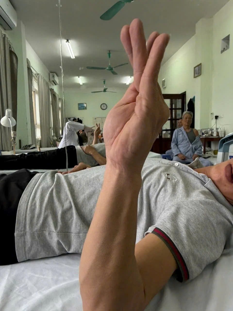 Nam nhân viên 37 tuổi bị liệt bàn tay sau một giấc ngủ ngắn ở văn phòng - ảnh 1