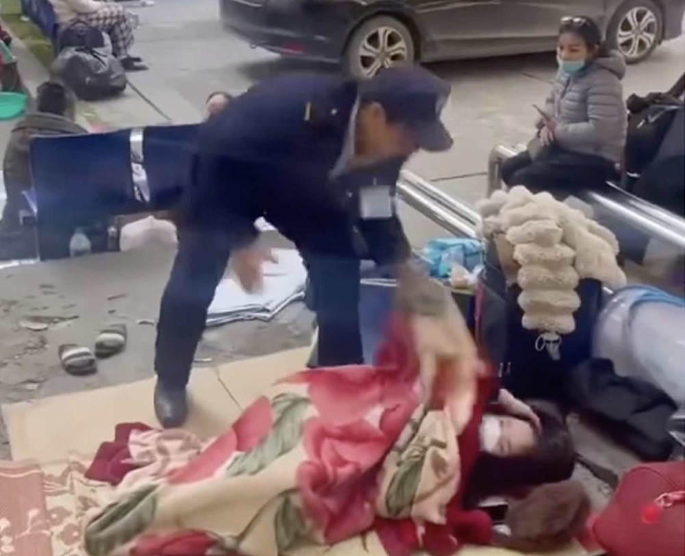 Vụ bảo vệ ném chăn người nhà bệnh nhân khi trời giá rét: Bệnh viện Bạch Mai lên tiếng - ảnh 1