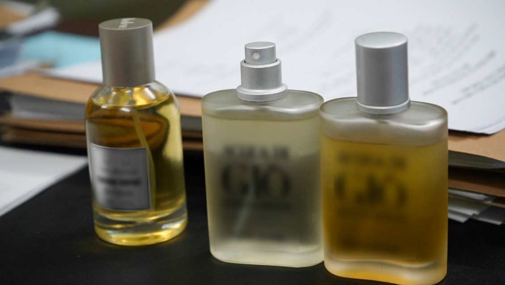 Khám xét khẩn cấp 3 địa điểm liên quan đến vợ chồng Giám đốc SN 1973, thu giữ hơn 130 lít nước hoa Chanel, Dior - ảnh 4