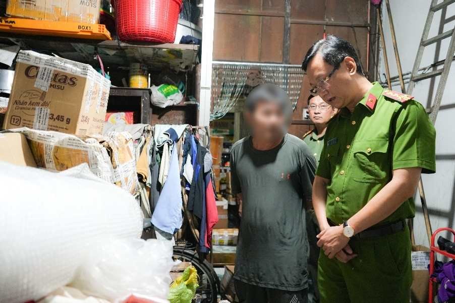 Khám xét khẩn cấp 3 địa điểm liên quan đến vợ chồng Giám đốc SN 1973, thu giữ hơn 130 lít nước hoa Chanel, Dior - ảnh 2