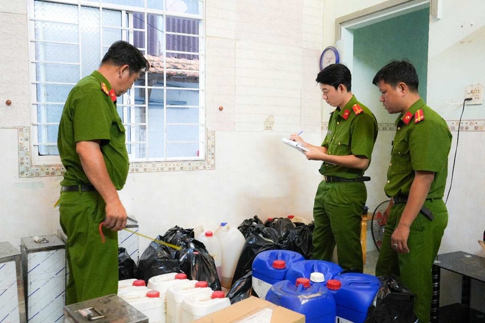 Khám xét khẩn cấp 3 địa điểm liên quan đến vợ chồng Giám đốc SN 1973, thu giữ hơn 130 lít nước hoa Chanel, Dior - ảnh 1