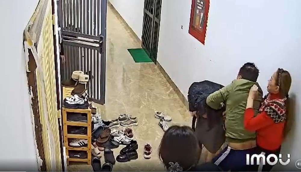 Người phụ nữ hành hung hàng xóm trong chung cư Hà Nội bị công an triệu tập - ảnh 1