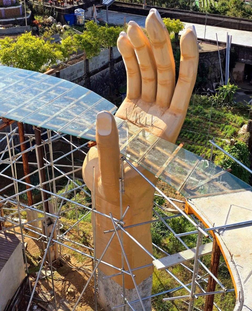 Một khu du lịch gây tranh cãi khi 'nhái' Cầu Vàng của Việt Nam - ảnh 1