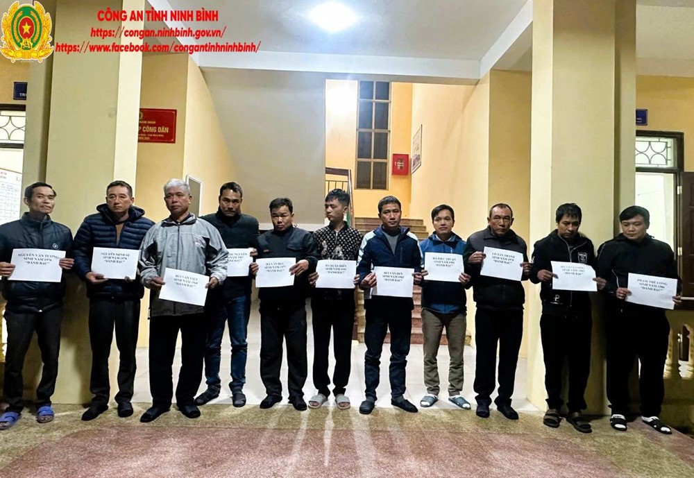 Kiểm tra, bắt quả tang 9 đối tượng trong một căn bếp, thu giữ tại chỗ 23.185.000 đồng và 1 bộ bài - ảnh 2