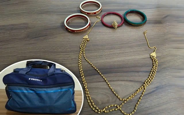 Nữ lao công nộp chiếc túi cũ chứa 450 chỉ vàng cho cảnh sát, 1 ngày sau được mời lên nhận thưởng  - ảnh 1