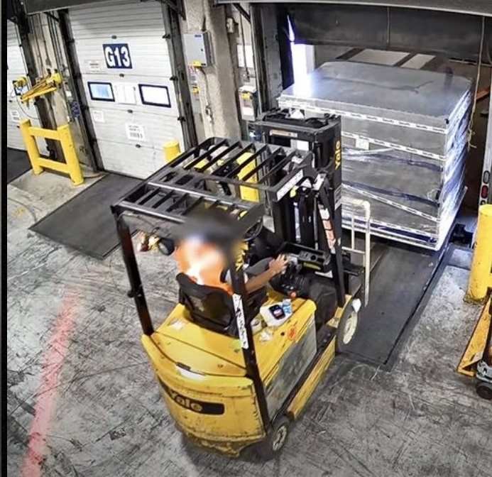 Băng trộm đột nhập vào sân bay, khiến 6.600 thỏi vàng nặng hơn 400kg và 53kg tiền mặt 'bốc hơi' sau 1 ngày - ảnh 3