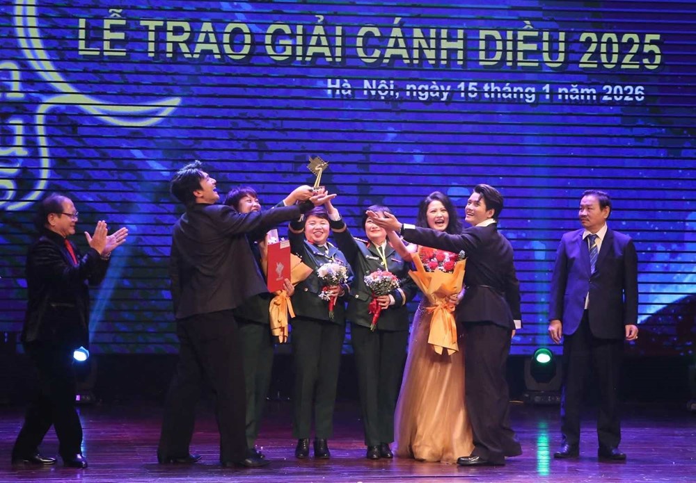 Mưa đỏ đón tin vui lớn - ảnh 1