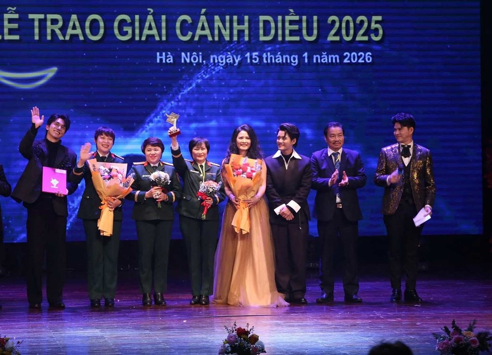 Mưa đỏ đón tin vui lớn - ảnh 2