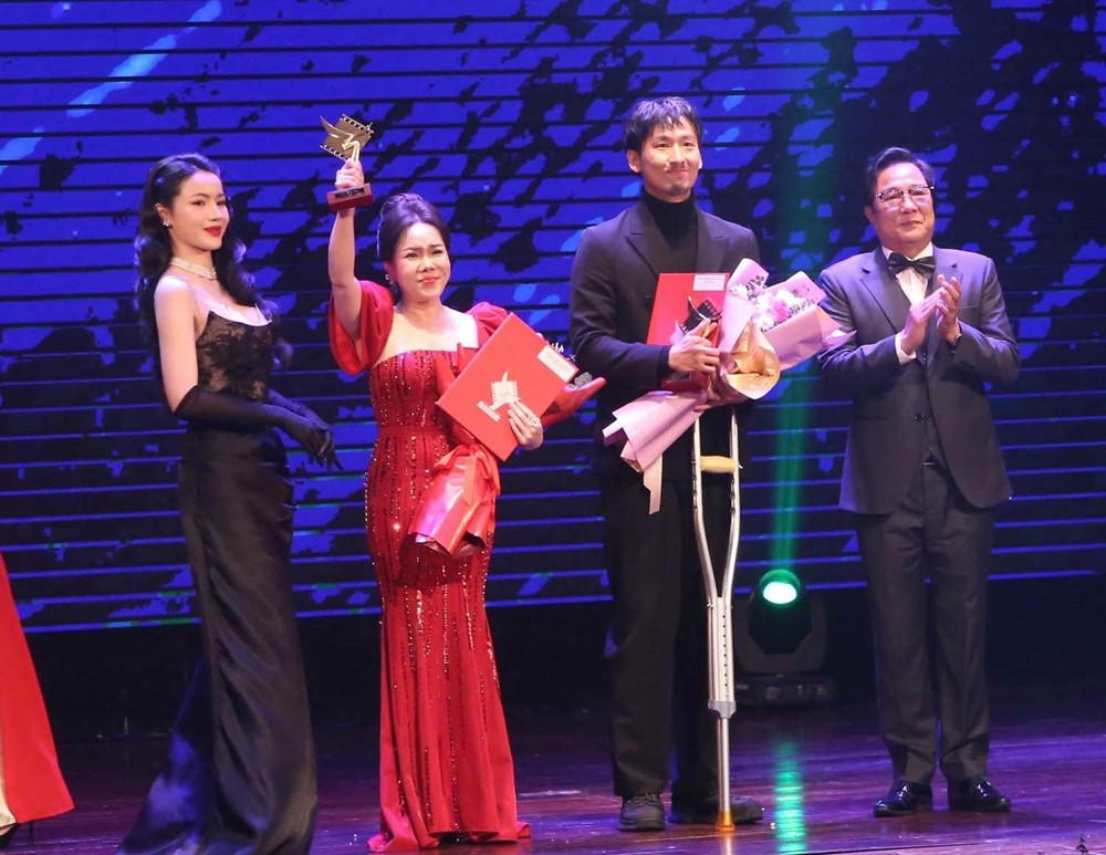 Mưa đỏ đón tin vui lớn - ảnh 3