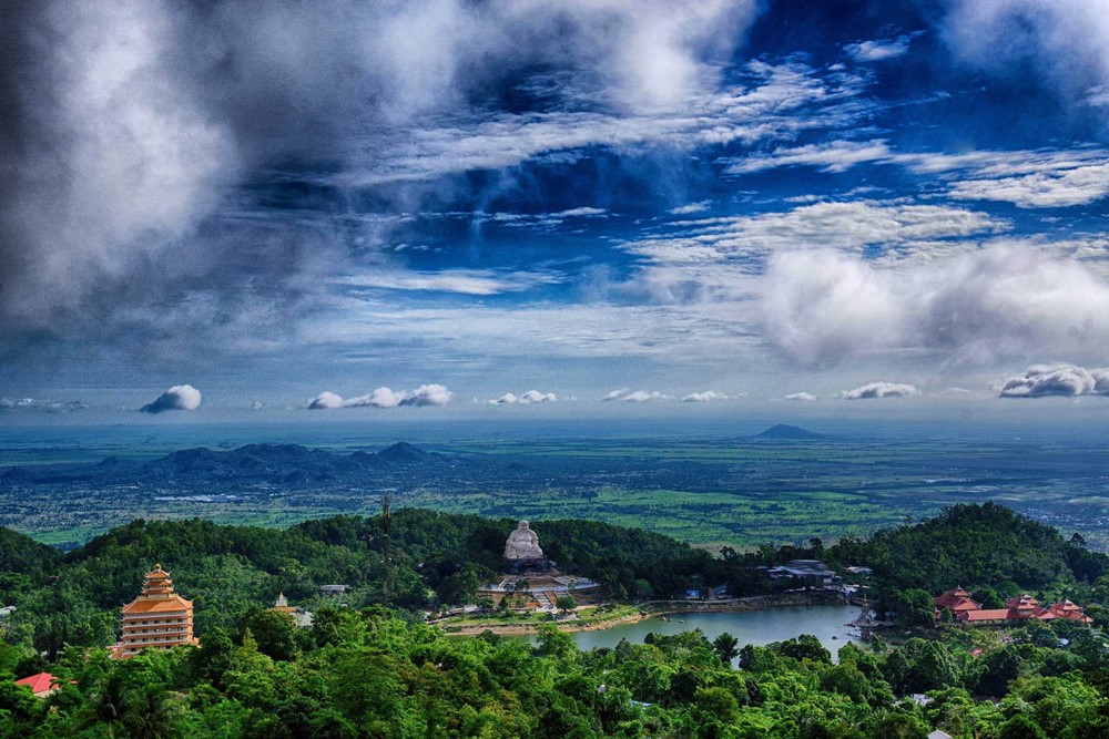 Ngọn núi được mệnh danh là 'nóc nhà miền Tây', sở hữu tượng Phật Di Lặc lớn nhất Đông Nam Á  - ảnh 2