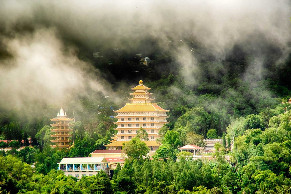 Ngọn núi được mệnh danh là 'nóc nhà miền Tây', sở hữu tượng Phật Di Lặc lớn nhất Đông Nam Á  - ảnh 3