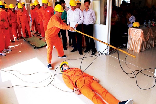 Điện giật từ máy may, nam thanh niên 27 tuổi nhập viện trong tình trạng nguy kịch - ảnh 2