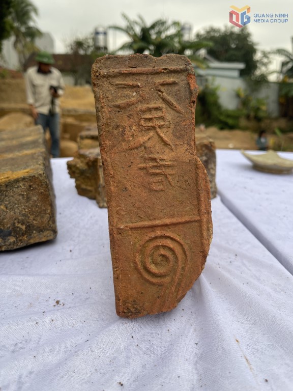 Người dân Quảng Ninh san mặt bằng xây dựng phát hiện cổ mộ gạch 2.000 năm, khai quật thu được nhiều di vật đắt giá - ảnh 4