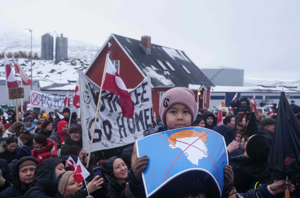 Ông Trump mở mặt trận thuế quan mới: Đòi mua Greenland, trừng phạt cả châu Âu - ảnh 2