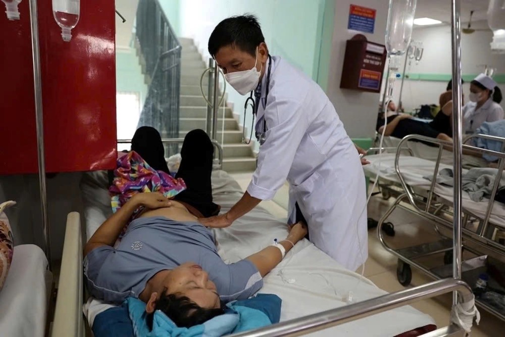 Đình chỉ, phạt hơn 213 triệu đồng chủ cơ sở bánh mì Hồng Vân sau vụ ngộ độc khiến 203 người nhập viện - ảnh 2