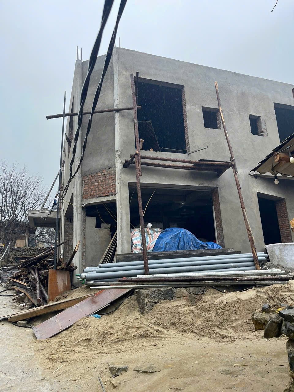 Xuất hiện ngôi nhà bê tông hai tầng giữa làng Lô Lô Chải gây tranh cãi: Chính quyền địa phương lên tiếng - ảnh 1