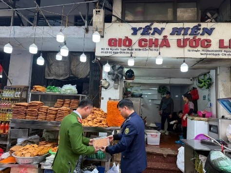 Kiểm tra căn nhà ở phố cổ Hà Nội, phát hiện cơ sở tuồn ra thị trường 300 tấn giò có chất cấm trong 3 năm - ảnh 1