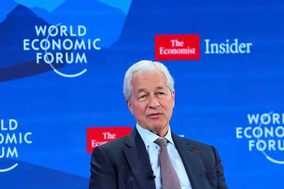 CEO JPMorgan cảnh báo: Ông Trump sẽ gây ra 'thảm họa kinh tế' nếu áp trần lãi suất thẻ tín dụng - ảnh 1