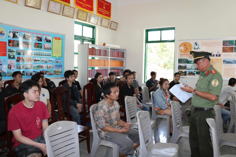 Hàng trăm ‘Thiếu tá online’, ‘cán bộ thuế’, ‘nhân viên điện lực’ từ Campuchia về Việt Nam - ảnh 2