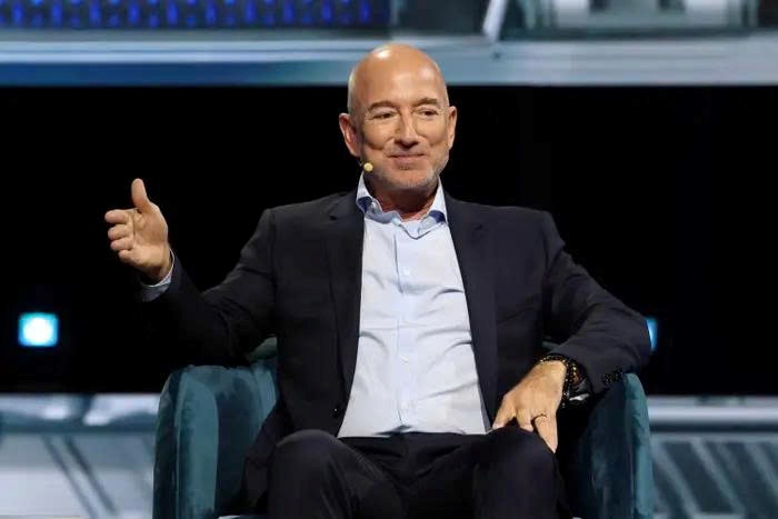 Jeff Bezos tung mạng lưới hơn 5.400 vệ tinh, thách thức trực diện Starlink của Elon Musk  - ảnh 1
