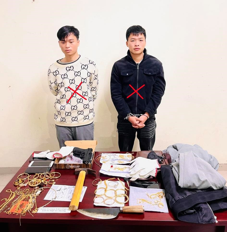 Khám xét 2 phòng trọ, bắt giữ 2 thanh niên SN 2004 và 2006, tịch thu 23 lắc tay, 23 sợi dây chuyền, 38 khuyên tai, 20 nhẫn vàng - ảnh 1