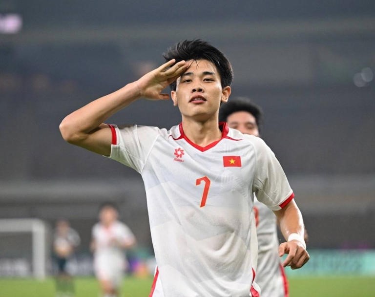 Chàng trai Nghệ An SN 2004 khiến trung tâm thương mại 'vỡ trận': Cầu thủ đầu tiên làm nên lịch sử của bóng đá Đông Nam Á, được định giá 9,2 tỷ - ảnh 2