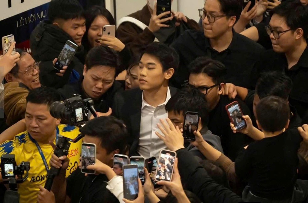 Chàng trai Nghệ An SN 2004 khiến trung tâm thương mại 'vỡ trận': Cầu thủ đầu tiên làm nên lịch sử của bóng đá Đông Nam Á, được định giá 9,2 tỷ - ảnh 1