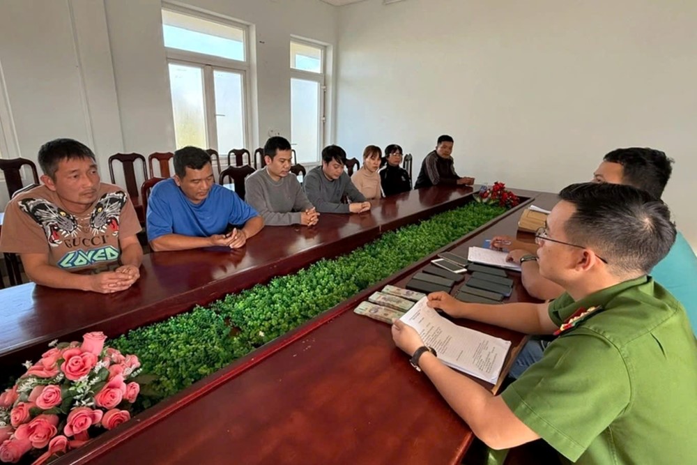 Khám xét 11 địa điểm, bắt 7 người, tịch thu hơn 100 triệu đồng tiền mặt, 20 điện thoại di động - ảnh 1