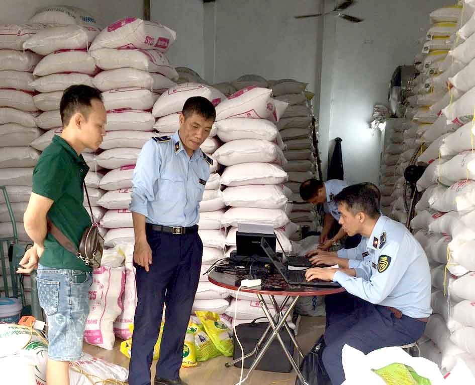 Hà Nội: Loạt cơ sở kinh doanh gạo có dấu hiệu giả mạo thương hiệu Gạo Ông Cua - ảnh 1