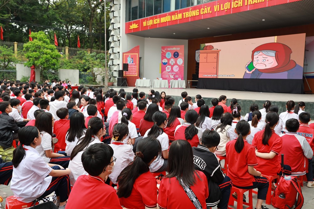 Trường THCS Chu Văn An, Hà Nội tổ chức cho hơn 1300 học sinh tiếp cận kiến thức về tài chính - ảnh 1