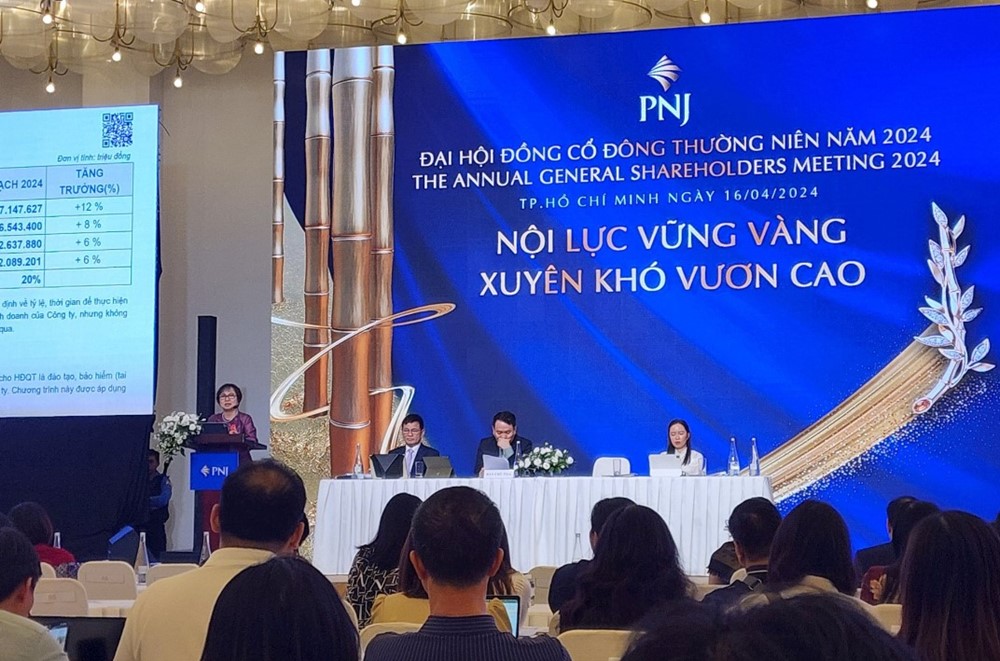 Giá vàng hôm nay (17/4):  Vàng quay đầu giảm mạnh, nhà đầu tư 