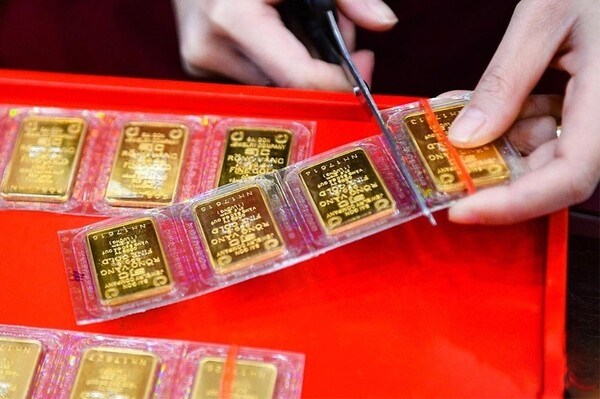 Giá vàng hôm nay (26/4): Vàng SJC giảm nửa triệu đồng mỗi lượng sau khi hủy đấu giá lần 2 - ảnh 1