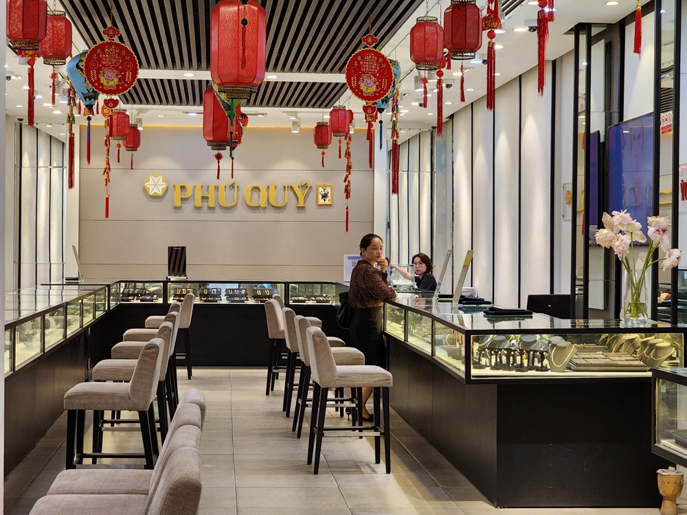 Giá vàng lập kỷ lục: Khách chi tiền “ôm” 7 cây vàng, chờ cả tuần để mua được vàng nhẫn - ảnh 1