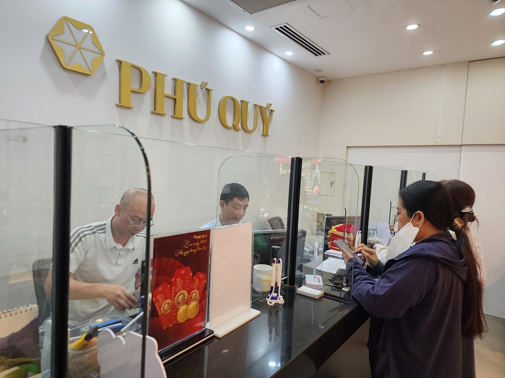 Giá vàng lập kỷ lục: Khách chi tiền “ôm” 7 cây vàng, chờ cả tuần để mua được vàng nhẫn - ảnh 2