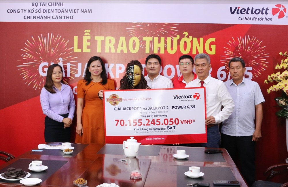 Mua Vietlott “chơi chơi”, người phụ nữ bất ngờ “ẵm” cả Jackpot 1 và Jackpot 2 trị giá 70 tỷ đồng - ảnh 1