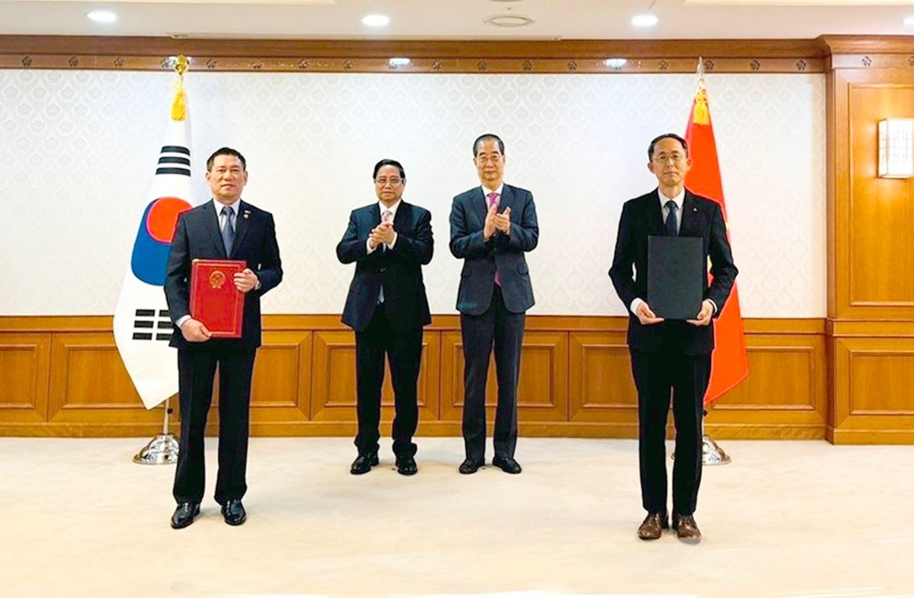 Bộ Tài chính Việt Nam trao đổi văn kiện ký kết khoản vay hơn 188 triệu USD với doanh nghiệp Hàn Quốc - ảnh 1