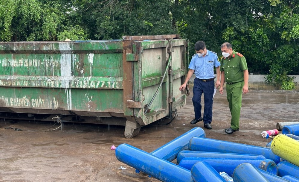 Tiêu hủy 398 bình khí N2O không rõ nguồn gốc trị giá gần 400 triệu đồng - ảnh 2