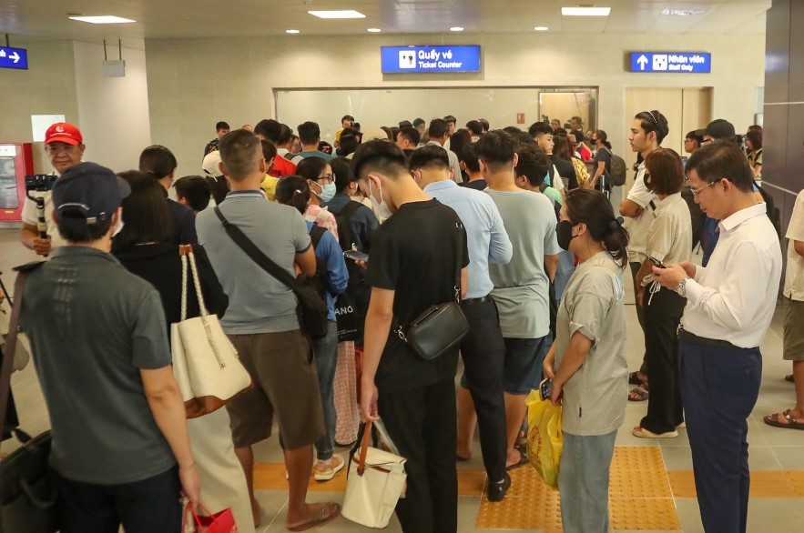 Người dân hào hứng trải nghiệm miễn phí tàu Metro Nhổn - Ga Hà Nội - ảnh 2