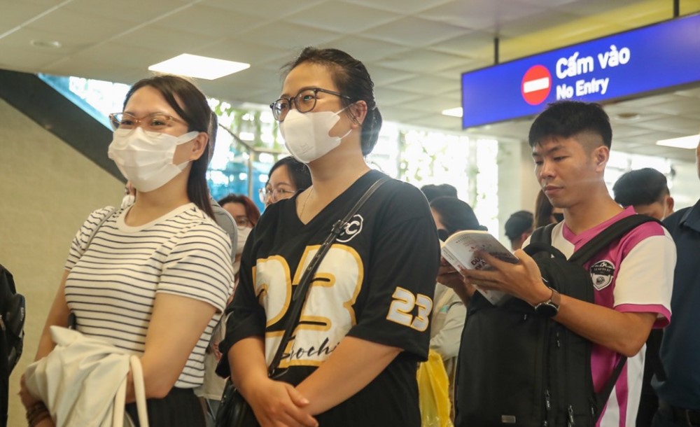 Người dân hào hứng trải nghiệm miễn phí tàu Metro Nhổn - Ga Hà Nội - ảnh 4