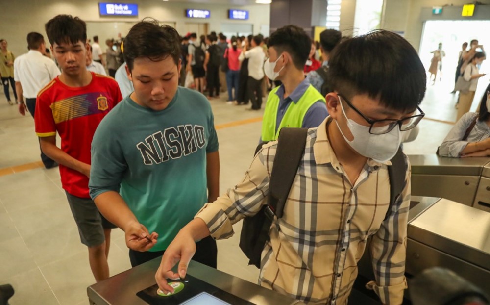 Người dân hào hứng trải nghiệm miễn phí tàu Metro Nhổn - Ga Hà Nội - ảnh 6