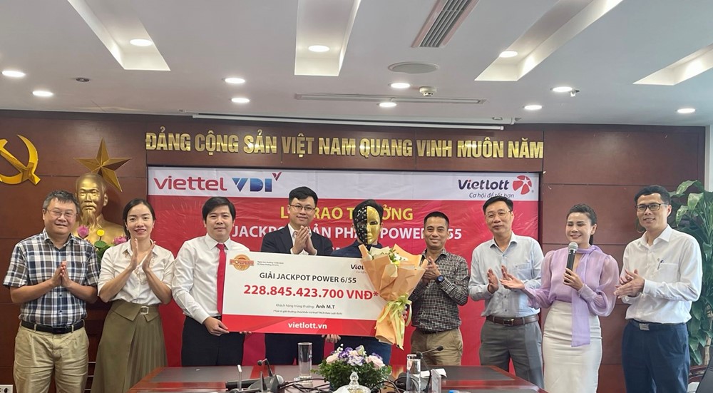 Mua vé số cầu may, 9x “đổi đời” khi trúng Jackpot hơn 200 tỷ đồng - ảnh 1